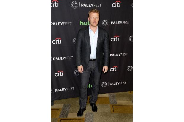 ...die Männer ihre weiblichen Kollegen natürlich nicht alleine lassen wollen: Kevin McKidd (Dr. Owen Hunt) entschied sich eb...