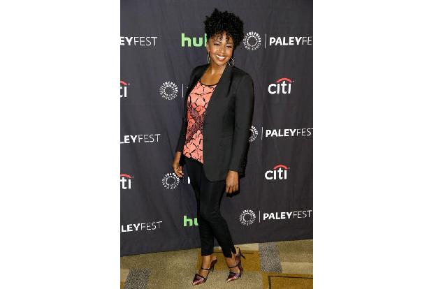 ...einen Business-Look auflockern kann, weiß Jerrika Hinton, Serienfans wohl besser bekannt als Dr. Stephanie Edwards. Ob si...