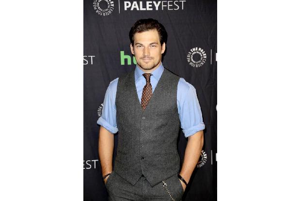 ...Giacomo Gianniotti in so einem perfekten Anzug wohl schwach wird? Wenn sie das tut, kann sie wohl jede Frau verstehen! Um...
