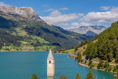Ein Kirchturm, der aus dem Wasser ragt - das ist alles, was von Alt-Graun in Südtirol übriggeblieben ist. 1950 mussten rund ...