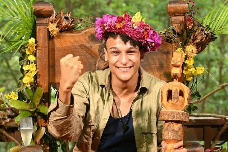 Prince Damien (30) ist der amtierende Dschungelkönig. Er konnte sich 2020 im Finale gegen Danni Büchner (42) und Sven Ottke ...