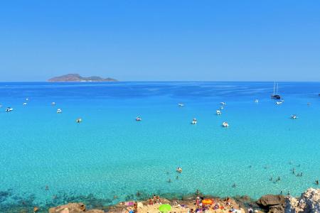 Auch in Italien kann Südseefeeling aufkommen. Auf der Insel Favignana vor der Küste Siziliens schimmert am Strand von Cala R...