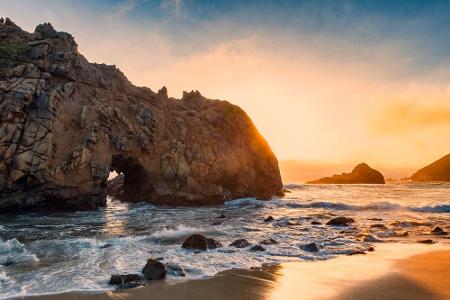 In den USA gibt es ebenfalls traumhafte Strände. Die Big Sur Coast im Bundesstaat Kalifornien ist überaus beliebt. Ein Abste...