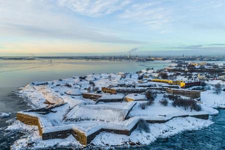 Suomenlinna liegt vor der finnischen Hauptstadt Helsinki. 1748 wurde auf ihr eine Marinebasis gebaut, die heute zu einer der...