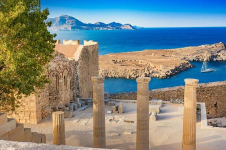 Nahe der türkischen Küste liegt die griechische Insel Rhodos. Geschichtlich war sie für die antiken Griechen, Römer sowie fü...