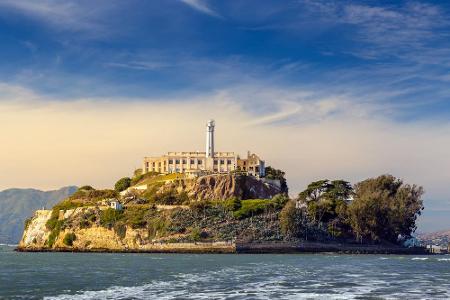 Auf einer Felseninsel in der Bucht von San Francisco befindet sich Alcatraz. Von 1934 bis 1963 war es eines der berüchtigtst...