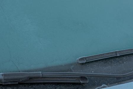Beheizbare Frontscheiben sorgen auch bei eisigem Winterwetter schnell für klare Sicht. Dabei kosten sie den Halter bei Benzi...