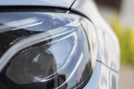 18 Cent mehr zahlen Fahrer eines Benzinwagens bei Nutzung des Abblendlichtes. Elektro-Fans berappen 4 Cent.