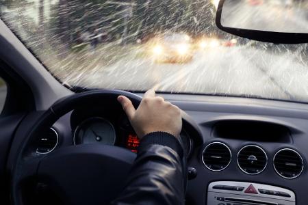 Sich die Hände beim Autofahren an einem beheizbaren Lenkrad zu wärmen, ist wahrer Luxus - und hat seinen Preis. Er kostet be...