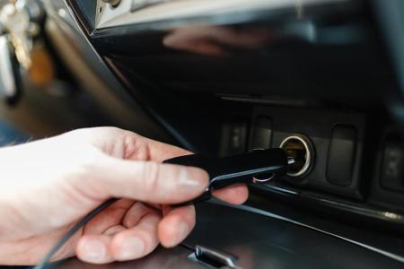 Der Zigarettenanzünder als Energiequelle ist ein Klassiker. Autofahrer müssen sowohl beim Benziner als auch beim Elektroauto...