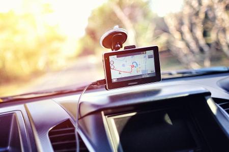 Wer kein eingebautes Navigationsgerät hat, greift unter Umständen auf ein mobiles zurück. Es verursacht geringe Kosten von j...