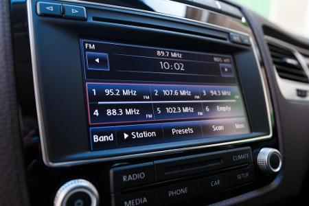 Ähnlich günstig ist die Nutzung des Autoradios. Die Unterhaltung durch Musik, Talk und Co. kostet Halter eines Benzinfahrzeu...