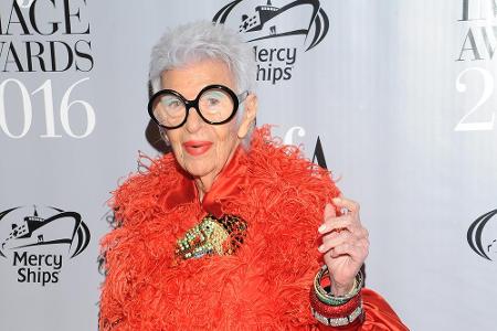 Ab dem 29. August ist sie eine hundertjährige Modeikone. Iris Apfel ist bereits 99 Jahre alt. Die bekannte New Yorkerin beka...