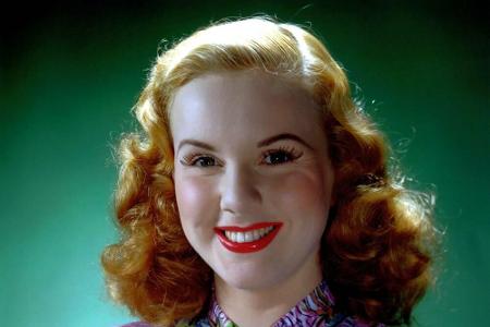 Deanna Durbin, geboren am 4. Dezember 1921, war eine Schauspielerin und Sängerin. Zu ihren bekanntesten Filmen zählen 