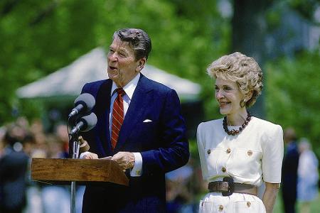 Auch Nancy Reagan, die Frau des 40. US-Präsidenten Ronald Reagan, war Jahrgang 1921. Sie war nicht nur als First Lady bekann...