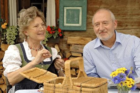 Seit Folge 1, die 2005 ausgestrahlt wurde, mit dabei: Chefportier Alfons Sonnbichler (Sepp Schauer) und Ehefrau Hildegard (A...