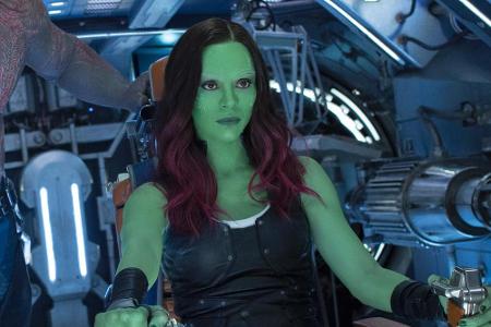 Gamora (Zoe Saldana) fällt in der 