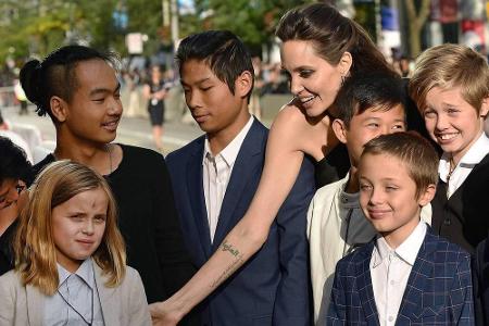 Angelina Jolie und Ex-Mann Brad Pitt haben sechs Kinder, darunter die 2008 geborenen Zwillinge Vivienne und Knox (vorne).