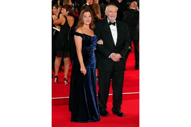 Zu den Trauernden gehörten auch die Bond-Produzenten Michael G. Wilson und Barbara Broccoli, die in einem Statement schriebe...