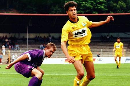 1994 beginnt im beschaulichen Chemnitz eine der größten Karrieren im deutschen Fußball. Der junge Michael Ballack läuft im A...