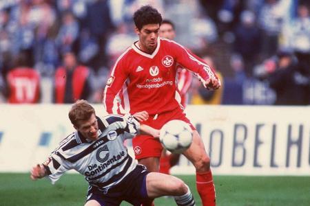 Seine rasante Entwicklung wird im Sommer 1997 belohnt - der 1. FC Kaiserslautern nimmt Ballack unter Vertrag und gibt ihm di...