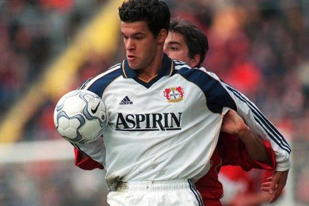 Lautern schön und gut, aber Ballack will höher hinaus. Er entscheidet sich im Sommer 1999 zu einem Wechsel nach Leverkusen u...