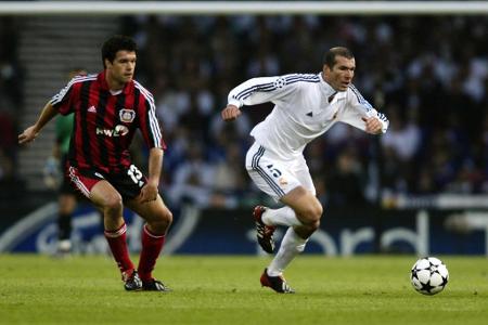 Am 15. Mai 2002 greift der mittlerweile 26-Jährige nach den Sternen. Im Champions-League-Finale gegen Zinédine Zidane und Re...