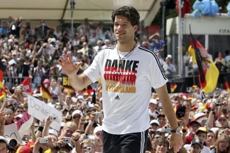 Beim deutschen Sommermärchen 2006 nimmt Ballack als 'Capitano' eine entscheidende Rolle ein. Zum Titel kann er dem DFB-Team ...