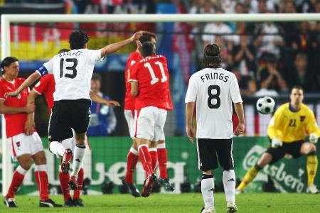 Seinen letzten großen Auftritt im DFB-Trikot hat Ballack bei der EM 2008. Gegen Gastgeber Österreich hämmert der 'Capitano' ...