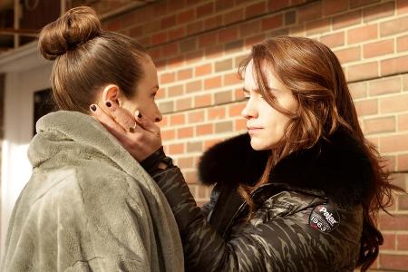 Familienbande: Wynonna Earp (r.) und Schwester Waverly.