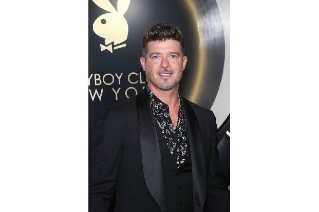 ...Robin Thicke die Ehe, denn er ließ sich in einem bespiegelten Raum mit einem weiblichen Fan ablichten. Dank der Spiegel k...