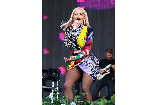 ...Rita Ora, als sie 2014 twitterte, sie werde ihren neuen Song veröffentlichen, wenn ihre Nachricht 100.000 Mal re-tweetet ...