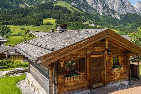 Vor der Kulisse der Leoganger Berge: Chalet im Hotel Puradies