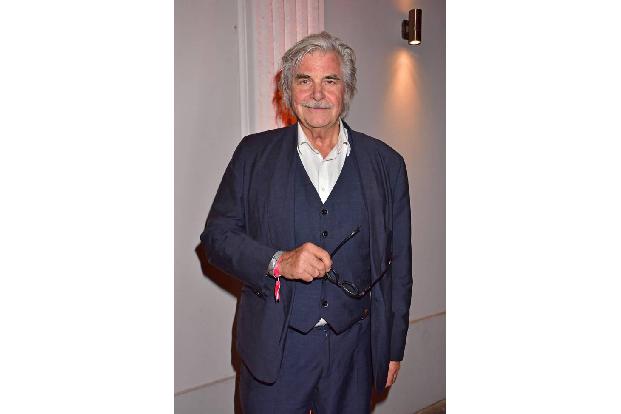 ...Peter Simonischek, im Film mit falscher Perücke, falschem Gebiss und Furzkissen zu bewundern, könnte als bester Hauptdars...