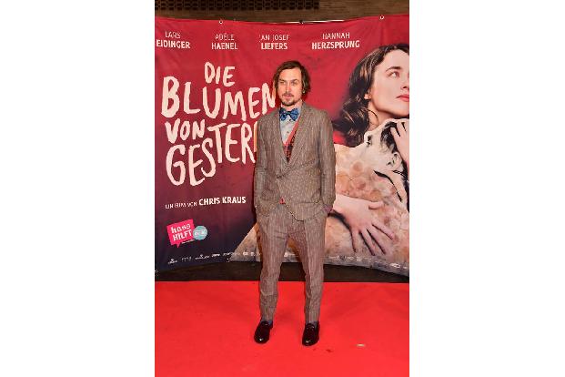 ...Lars Eidinger messen. Er geht in der selben Kategorie für seine Leistung in 'Die Blumen von gestern' ins Rennen. Übrigens...