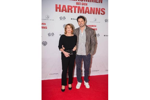 ...jeden Fall einen Preis mit nach Hause nimmt Simon Verhoeven für sein Werk 'Willkommen bei den Hartmanns'. Er wurde schon ...