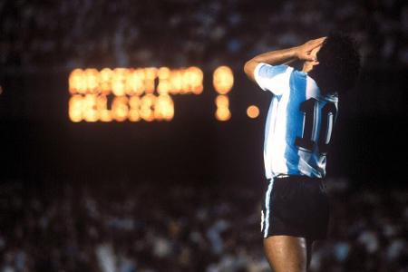 Bei der WM 1982 soll dann der ganz große Coup folgen: Ausgerechnet im Stadion seines neuen Arbeitgebers - Maradona gab vor d...