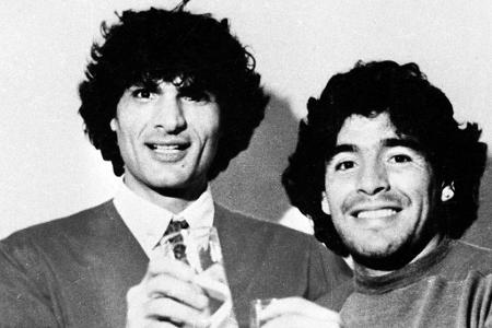 Skandale bleiben Maradona jedoch auch in Napoli nicht fremd. 1986 lässt sich der Südamerikaner beispielsweise zu diesem umst...