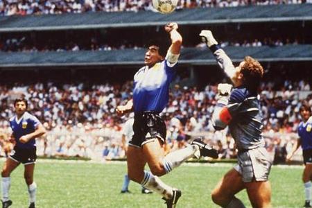 Apropos 1986: Es folgt die WM und eine der berühmtesten Szenen der Fußballgeschichte! Im Viertelfinale bugsiert Diego den Ba...