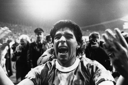 1989 stürmt Maradona auch an die Spitze des europäischen Vereinsfußballs. Mit Napoli zwingt er im Finale des UEFA Cups den V...