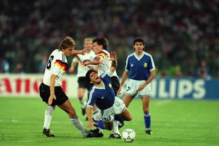 Bei der WM 1990 kommt es, wie bereits vier Jahre zuvor, zum Finalduell mit den deutschen Kickern, die diesmal die Oberhand b...