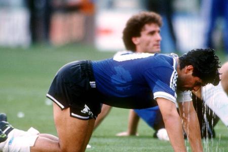 Bei der Rückkehr nach Napoli ist Maradona nur noch ein Schatten seiner selbst. Der Argentinier ist körperlich nicht fit und ...