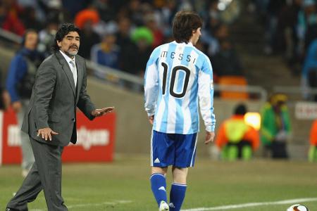 Nach Jahren der Negativ-Schlagzeilen schafft es Maradona schließlich auf den Trainerstuhl der argentinischen Nationalelf. Vo...