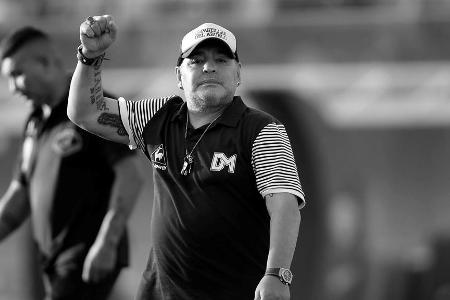 Maradonas ausschweifender Lebensstil fordert seinen Tribut: Am 25. November 2020 verstirbt die Ikone. Todesursache ist ein H...