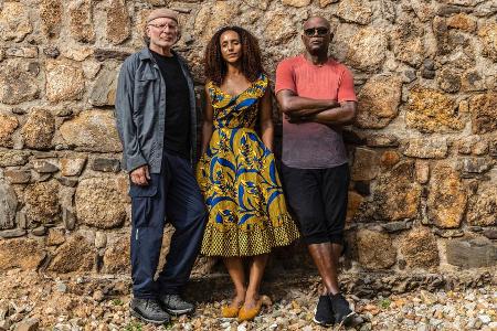 Regisseur Simcha Jacobovici (l.) mit den Stars seines Films Afua Hirsch und Samuel L. Jackson.
