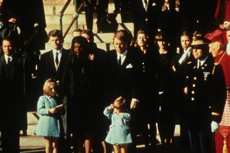 Die Bilder der Trauerfeier haben sich bis heute in das Gedächtnis eingebrannt. Der gemeinsame Sohn John F. Kennedy Junior sa...