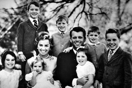 Fünf Jahre später wiederholt sich die Tragödie. John F. Kennedys Bruder Robert F. Kennedy fällt ebenfalls einem Attentat zum...