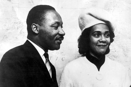 Auch Coretta Scott King wird auf brutale Weise der Ehemann genommen. Am 4. April 1968 wird der US-amerikanische Bürgerrechtl...