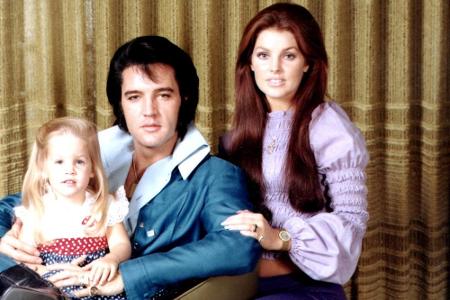 Als Elvis Presley am 16. August 1977 im Alter von nur 42 Jahren in seinem Badezimmer in Graceland für immer die Augen schlie...