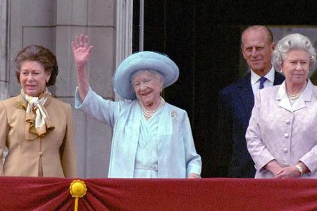 Sie überlebte ihren Mann um 50 Jahre: Queen Mum. Ihr Ehemann, König George VI., verstirbt im Alter von 56 Jahren an einer ar...